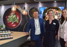 Marvin Willers, Marloes Akerboom en Joyce Nijensteen in de culinaire stand van Koninklijke Euroma.